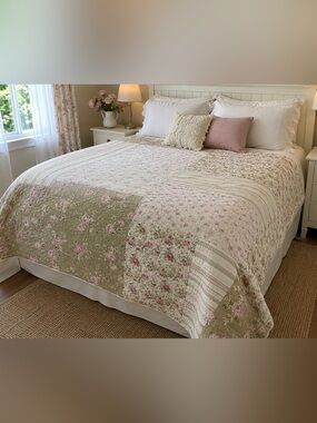 Simply Shabby Chic Floral Patchwork Quilt hard to find - Full / Queen